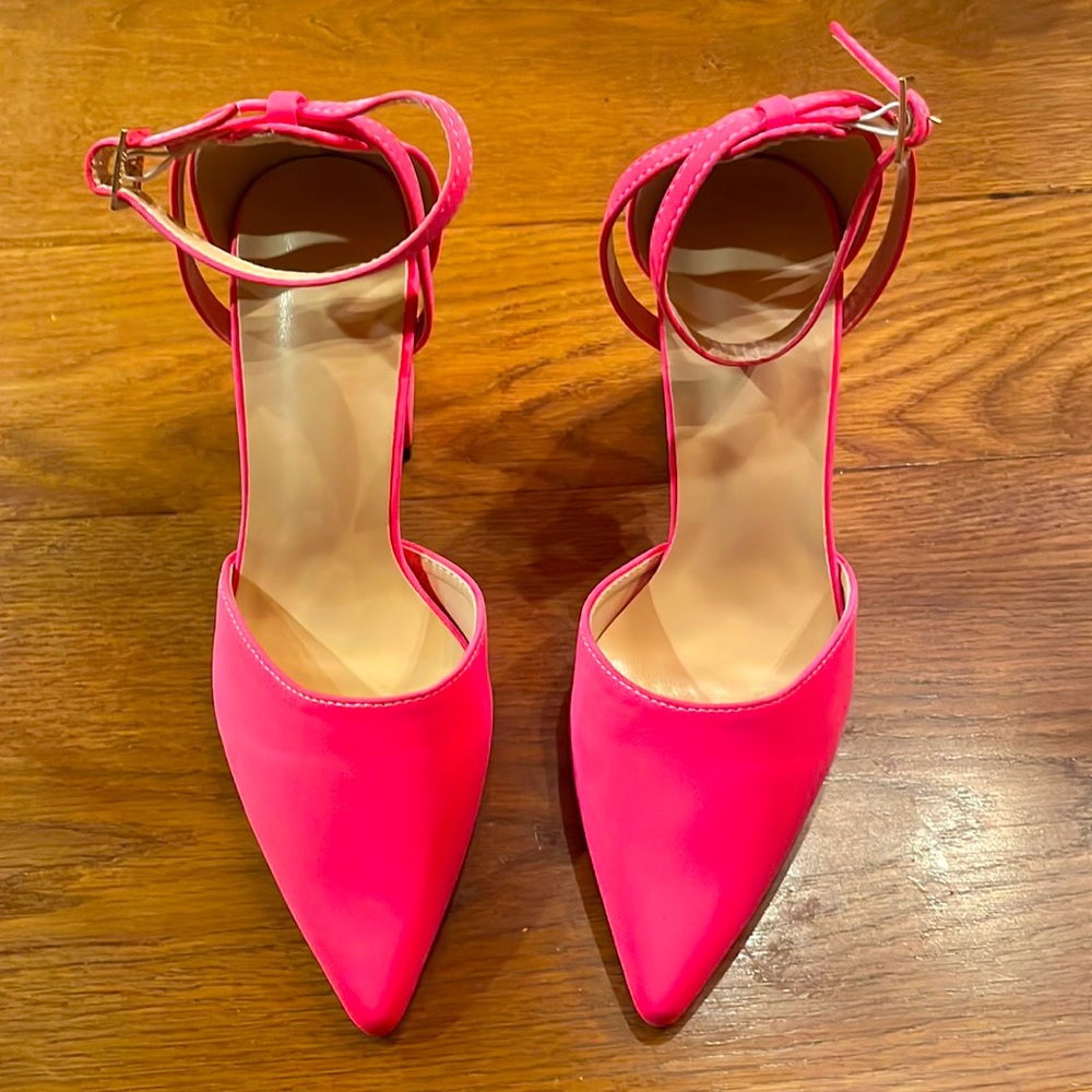 NWOT Barbie style vibe size 35. Have fun with these bright pink heels 👠